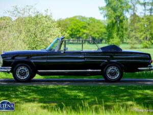 Image 8/52 de Mercedes-Benz 220 SE b (1963)