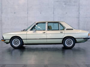 Image 2/24 of BMW 525 (1977)