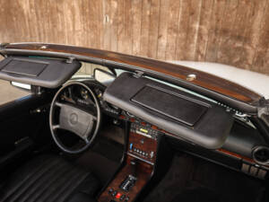 Image 73/85 of Mercedes-Benz 560 SL (1986)