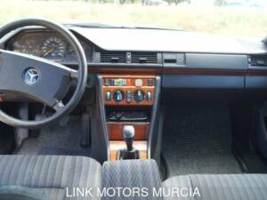 Immagine 8/10 di Mercedes-Benz 300 CE (1991)