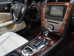 Image 49/65 of Jaguar XKR (2009)