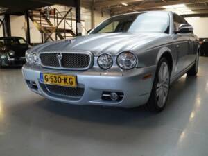 Image 37/50 of Jaguar XJ 8 4.2 (2007)