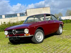 Image 1/37 de Alfa Romeo Giulia 1600 GT Junior (1974)