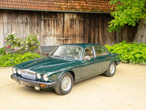 Image 6/100 of Jaguar XJ 12 (1991)