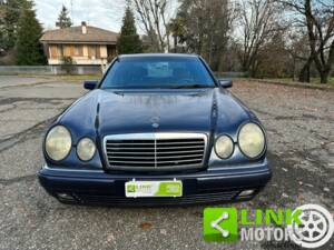 Image 4/10 of Mercedes-Benz E 200 (1996)