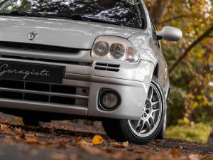 Image 3/26 de Renault Clio II 2.0 16V Sport (2000)