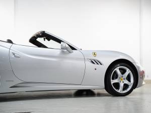 Image 38/48 de Ferrari California (2010)