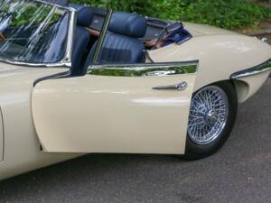 Image 19/50 de Jaguar E-Type (1969)