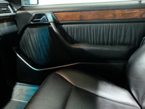 Image 18/40 of Mercedes-Benz 250 TD (1990)