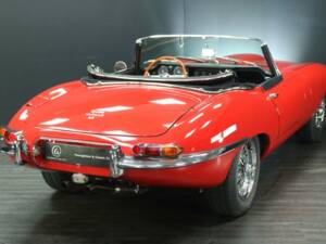 Image 2/30 de Jaguar Type E 4.2 (1967)