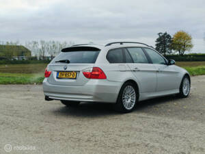 Image 10/32 of BMW 330xi Touring (2005)