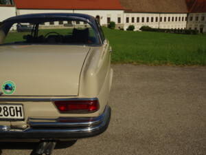 Image 15/73 de Mercedes-Benz 280 SE (1969)