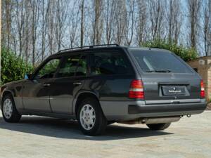 Image 6/50 of Mercedes-Benz 200 TE (1993)