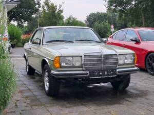 Imagen 2/22 de Mercedes-Benz 230 CE (1983)