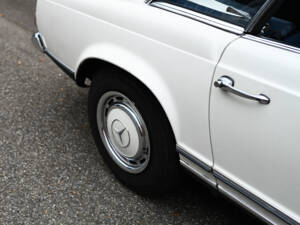 Image 21/38 de Mercedes-Benz 280 SL (1968)