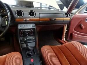 Immagine 11/14 di Mercedes-Benz 230 E (1983)