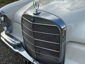 Image 77/132 of Mercedes-Benz 220 SE b (1963)