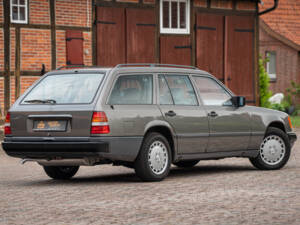 Image 12/66 of Mercedes-Benz 200 TE (1989)