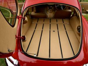 Image 17/50 de Jaguar E-Type (1968)