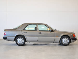 Image 21/25 of Mercedes-Benz 200 E (1992)
