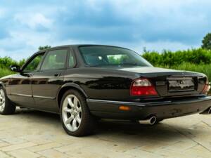 Image 6/50 of Jaguar XJR 4.0 (2000)