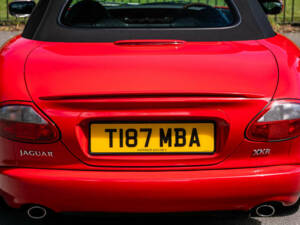 Image 20/33 of Jaguar XK8 4.0 (1999)