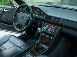 Image 27/50 of Mercedes-Benz E 200 (1995)