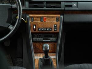 Bild 39/50 von Mercedes-Benz 200 D (1990)