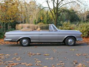 Image 4/50 of Mercedes-Benz 220 SE Cabriolet (1966)