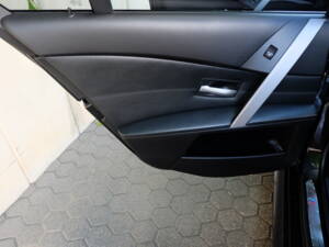 Image 32/51 of BMW M5 (2007)