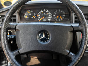 Image 10/15 of Mercedes-Benz 190 E (1990)