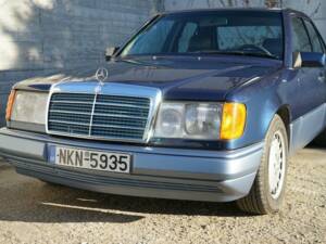 Image 1/7 of Mercedes-Benz E 200 (1993)