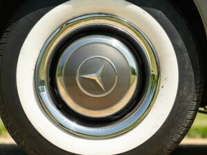 Imagen 32/50 de Mercedes-Benz 190 SL (1962)