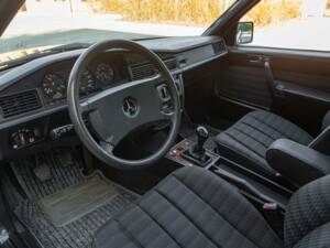 Immagine 26/45 di Mercedes-Benz 190 E (1989)