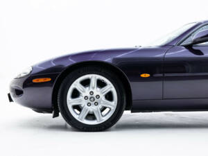 Image 24/26 of Jaguar XK8 4.0 (1999)