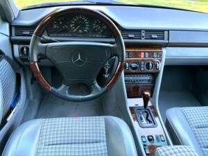 Image 4/14 of Mercedes-Benz E 500 (1993)