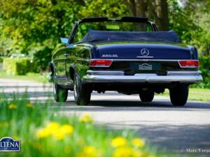 Image 47/52 de Mercedes-Benz 220 SE b (1963)