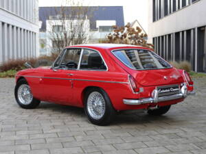 Image 8/67 of MG MGC GT (1969)