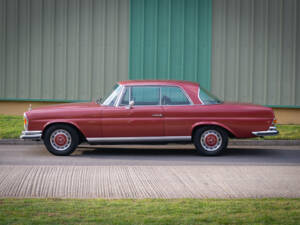 Image 3/32 de Mercedes-Benz 280 SE 3,5 (1971)