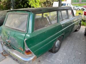 Image 2/15 de Mercedes-Benz 200 D Universal (1967)