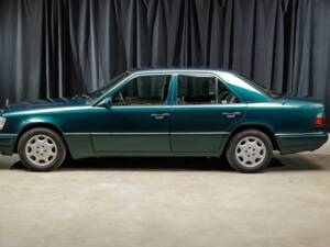 Bild 12/40 von Mercedes-Benz E 220 (1995)