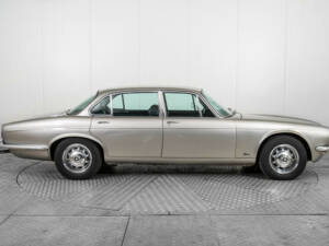 Image 10/50 of Jaguar XJ 12 L (1975)