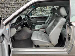 Imagen 4/100 de Mercedes-Benz 300 CE (1992)
