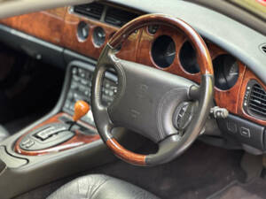 Image 14/50 of Jaguar XK8 4.0 (1998)