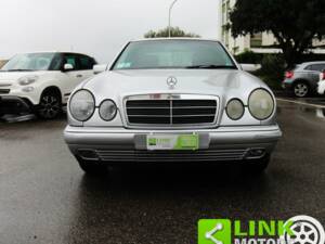 Imagen 3/4 de Mercedes-Benz E 200 (1997)