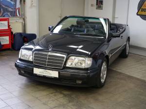 Image 32/34 of Mercedes-Benz E 500 (1995)