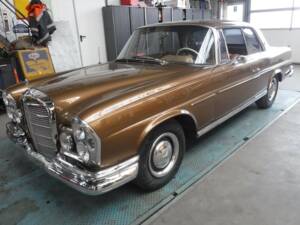 Image 2/50 of Mercedes-Benz 250 SE (1966)