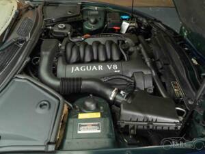 Image 6/19 of Jaguar XK8 4.0 (1998)