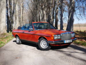 Image 2/29 de Mercedes-Benz 230 C (1977)