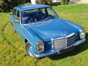Image 3/13 of Mercedes-Benz 230&#x2F;4 (1974)